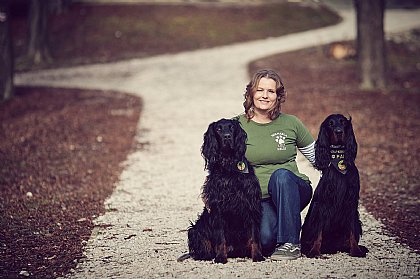 Michaela Frauenberger mit Therapiehund Loui und Pauli